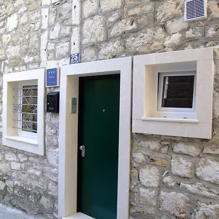 Pro Patria Διαμέρισμα *